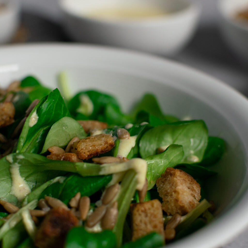 Feldsalat mit Honig-Senf-Dressing - Einfach Natürlich Kochen