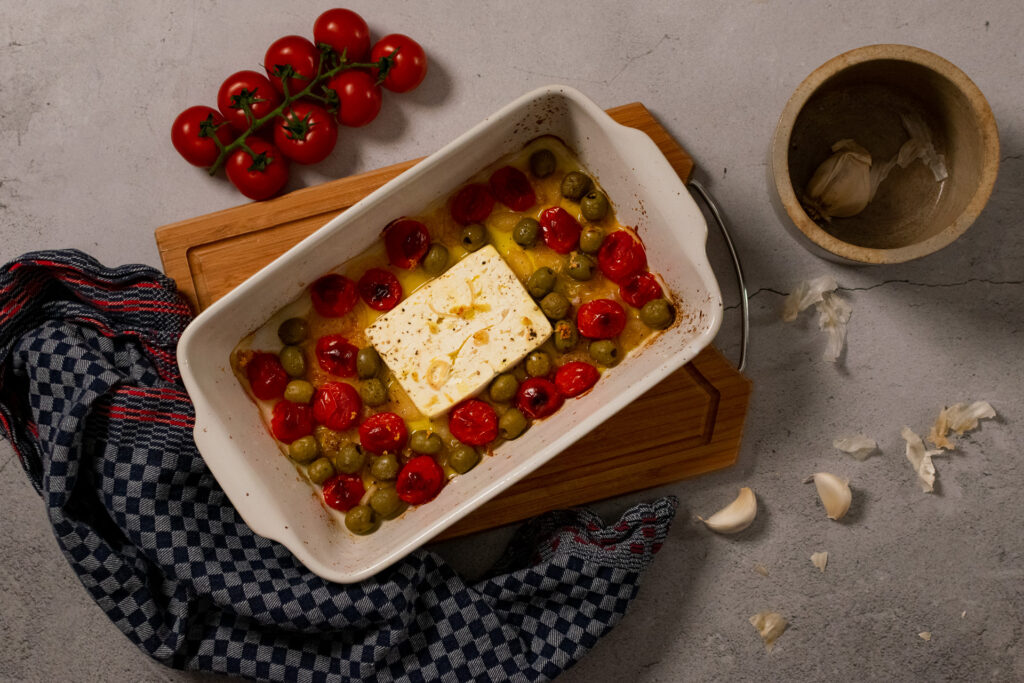 Feta gebacken im Ofen mit Tomaten und Oliven