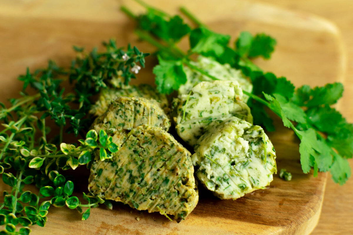 Ganz leicht Kräuterbutter selbst gemacht - Einfach Natürlich Kochen